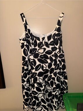 Sleeveless Black & White Leaf Print Midi Dress